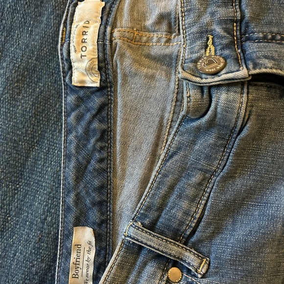 Torrid Boyfriend Shorts Size 20 Blue Denim Pockets Ripped Distressed Stretch - Picture 2 of 2